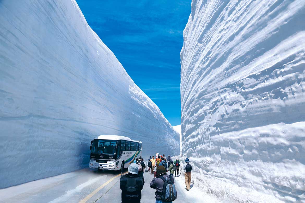 全線開業50周年の立山黒部アルペンルート、 2021年の「雪の大谷」の高さは14m！