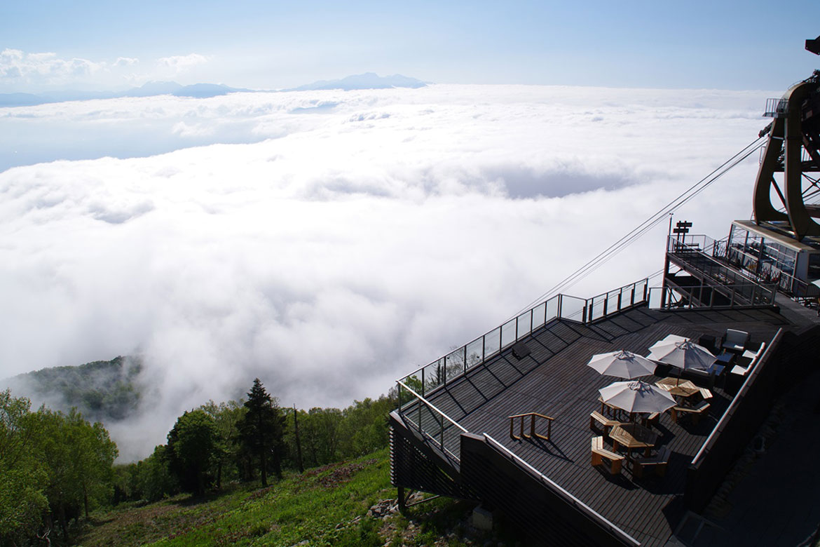 雲海に出会える標高1,770m、雲の上のテラス「SORA terrace」グリーンシーズン営業を開始