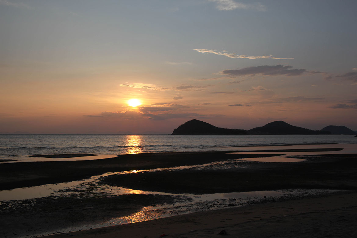 美しい夕陽にうっとり。人気の絶景スポット「父母ヶ浜」