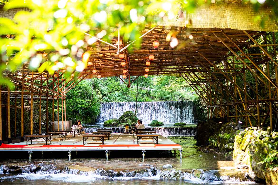 京の夏の風物詩、川床で御膳料理を提供。「貴船 水源の森 天山」7/1リニューアルオープン