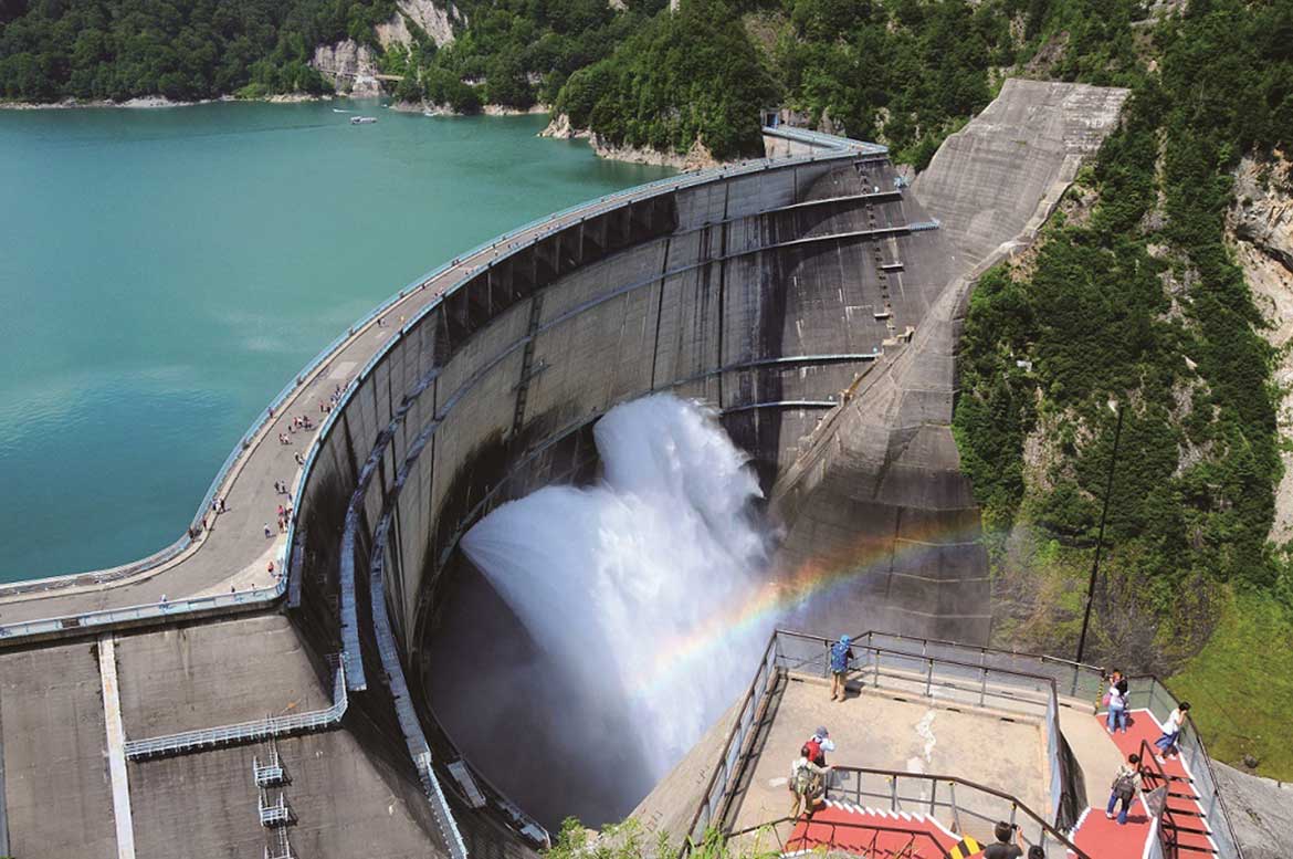 立山黒部アルペンルート、黒部ダムの観光放水がスタート! 雲上の避暑地でクールな夏を
