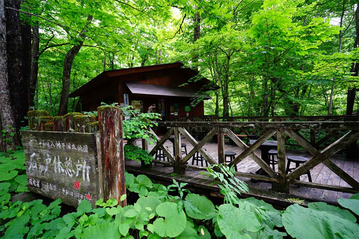 奥入瀬渓流で唯一の売店がある「石ヶ戸休憩所」。徒歩or自転車で散策に出かけよう