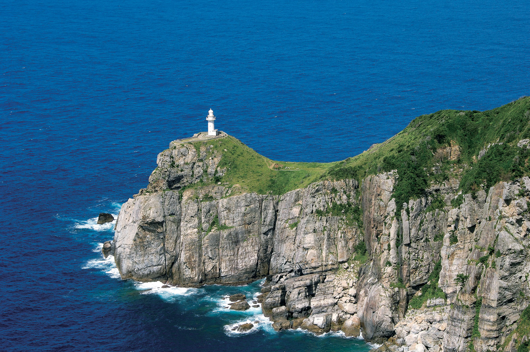 断崖絶壁にたたずむ白亜の灯台「大瀬崎灯台」
