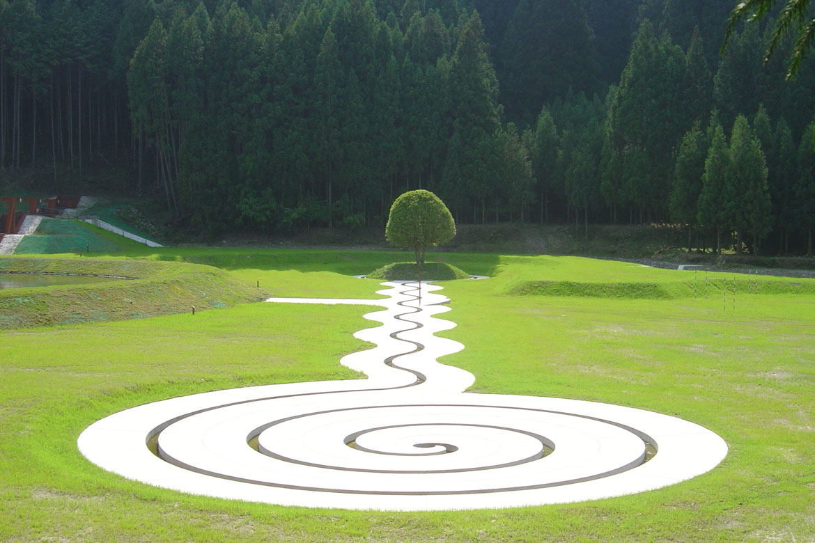 現代アートと自然の調和が美しい「室生山上公園芸術の森」