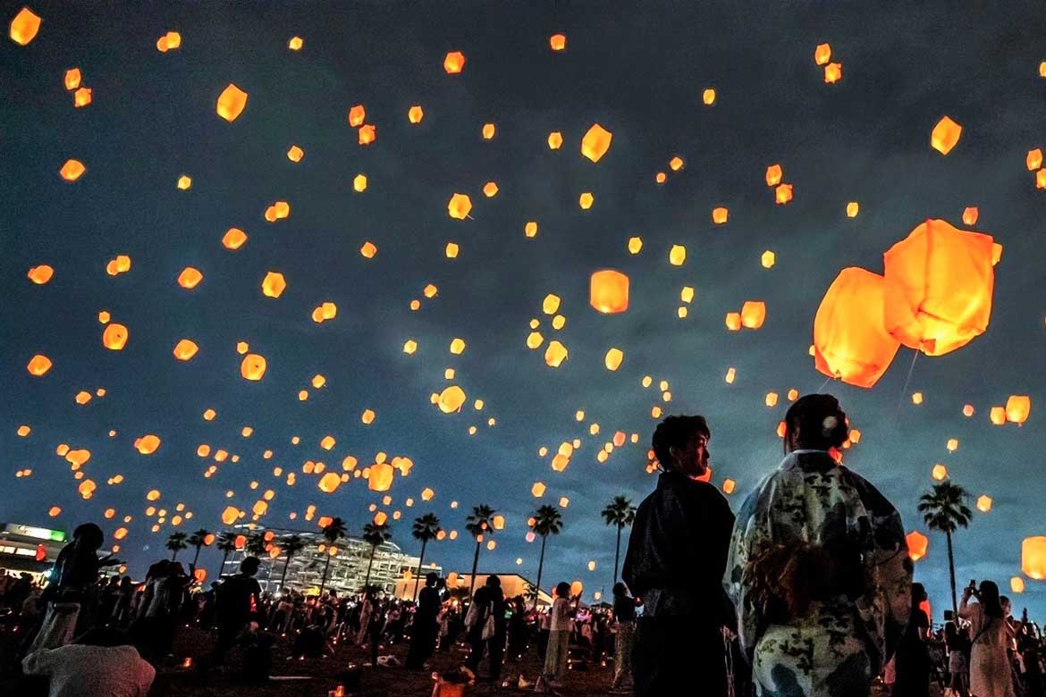 大阪・泉大津、冬の澄んだ夜空を煌めくランタンが彩る。泉大津でスカイランタンイベントを初開催