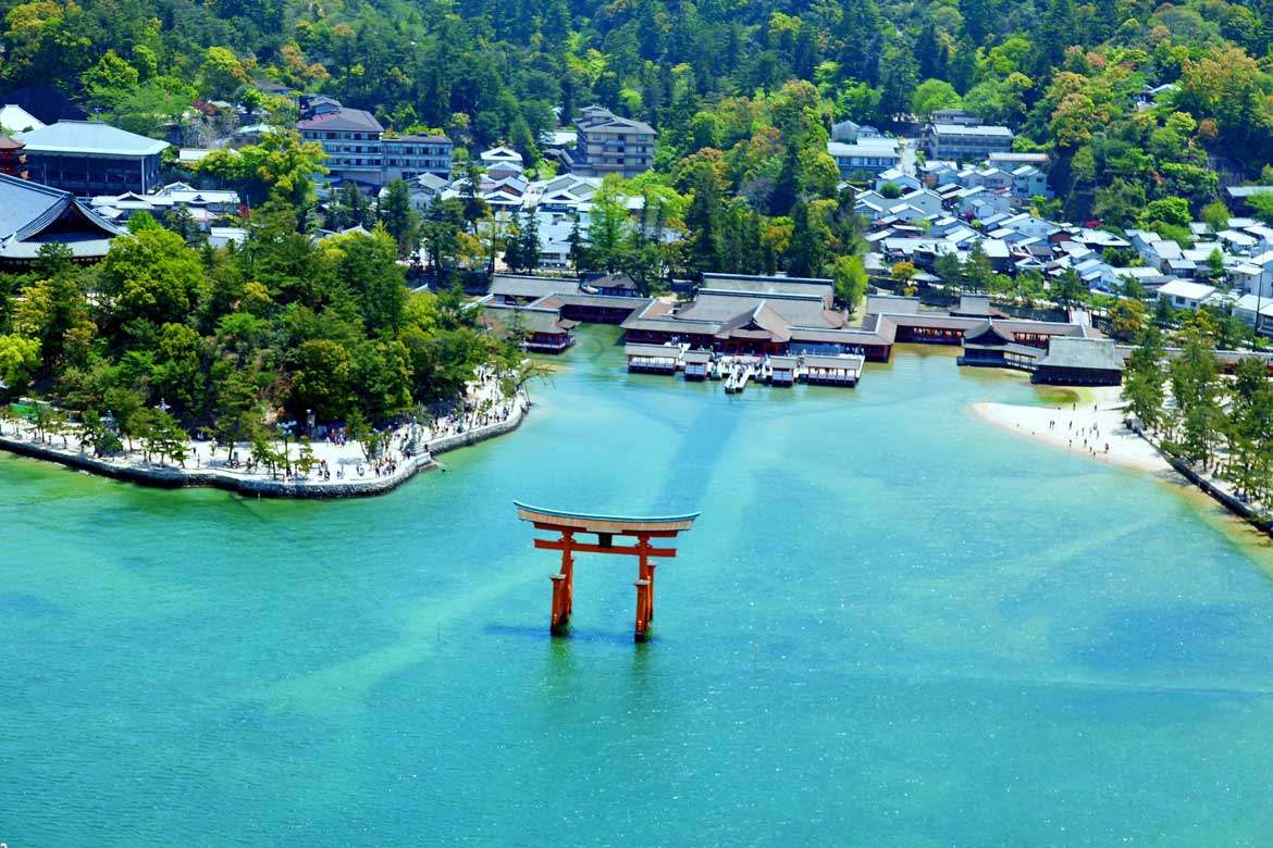 世界遺産・嚴島神社などのパワースポットからグルメスポットまで。宮島を満喫しよう