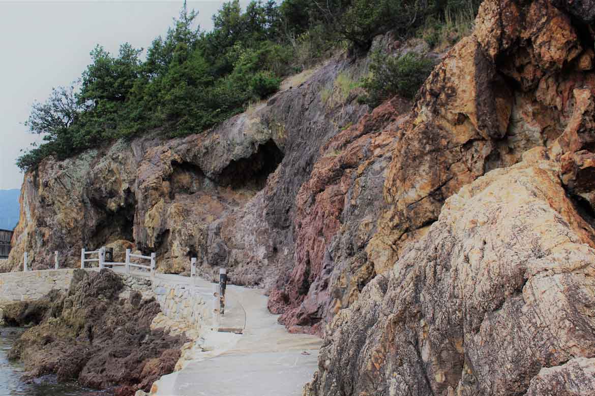 世界55カ所、日本で唯一と言われる珍しい岩を眺める「五色岩」