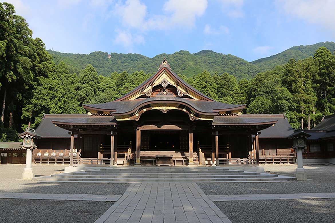 仕事運アップのご利益も！新潟県屈指のパワースポット「彌彦神社」