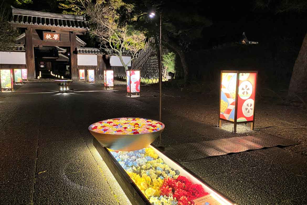 あしかがフラワーパーク、日本最古の学校「足利学校」を花と光の魔法で期間限定演出