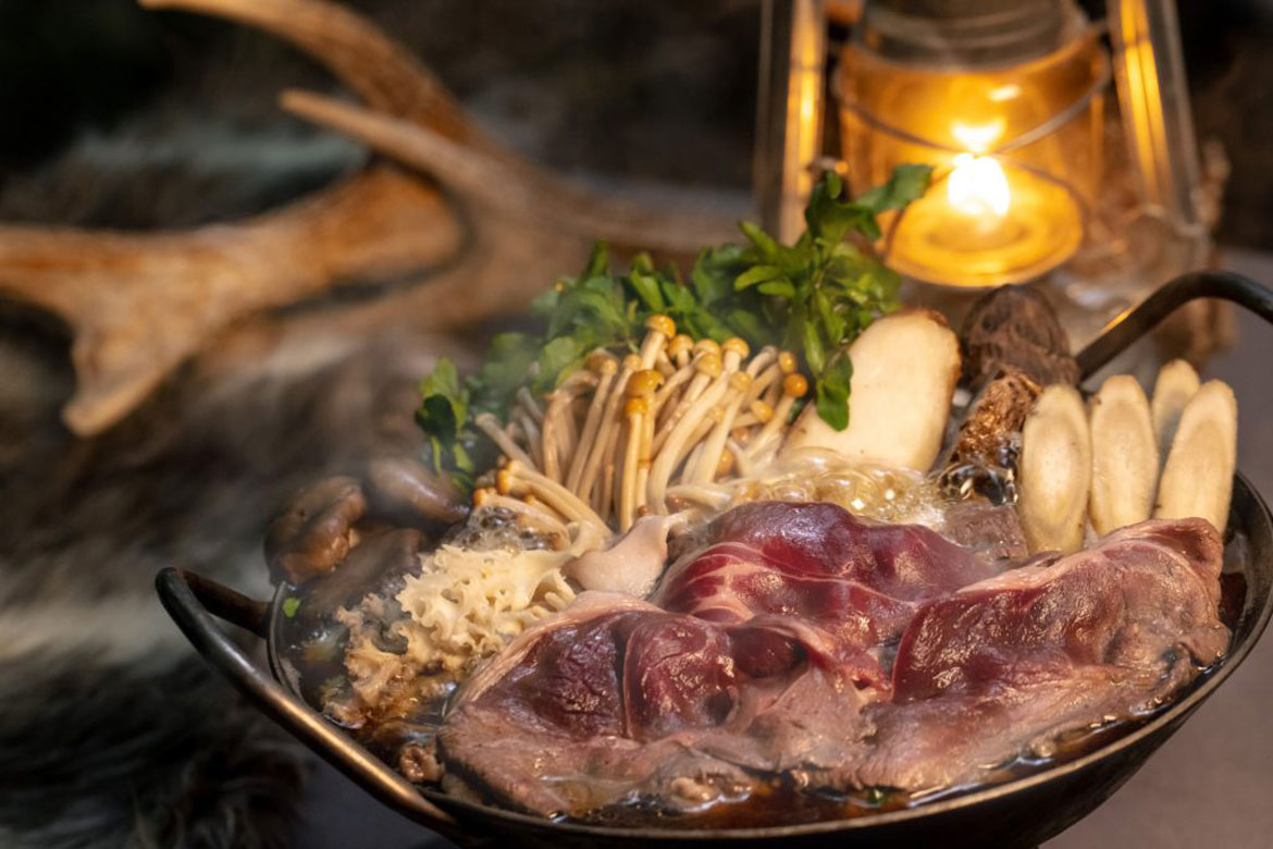 星のや富士、焚き火を囲み3種の狩猟肉（ジビエ）を味わう「山麓の狩猟肉すき焼き」を冬季限定で提供