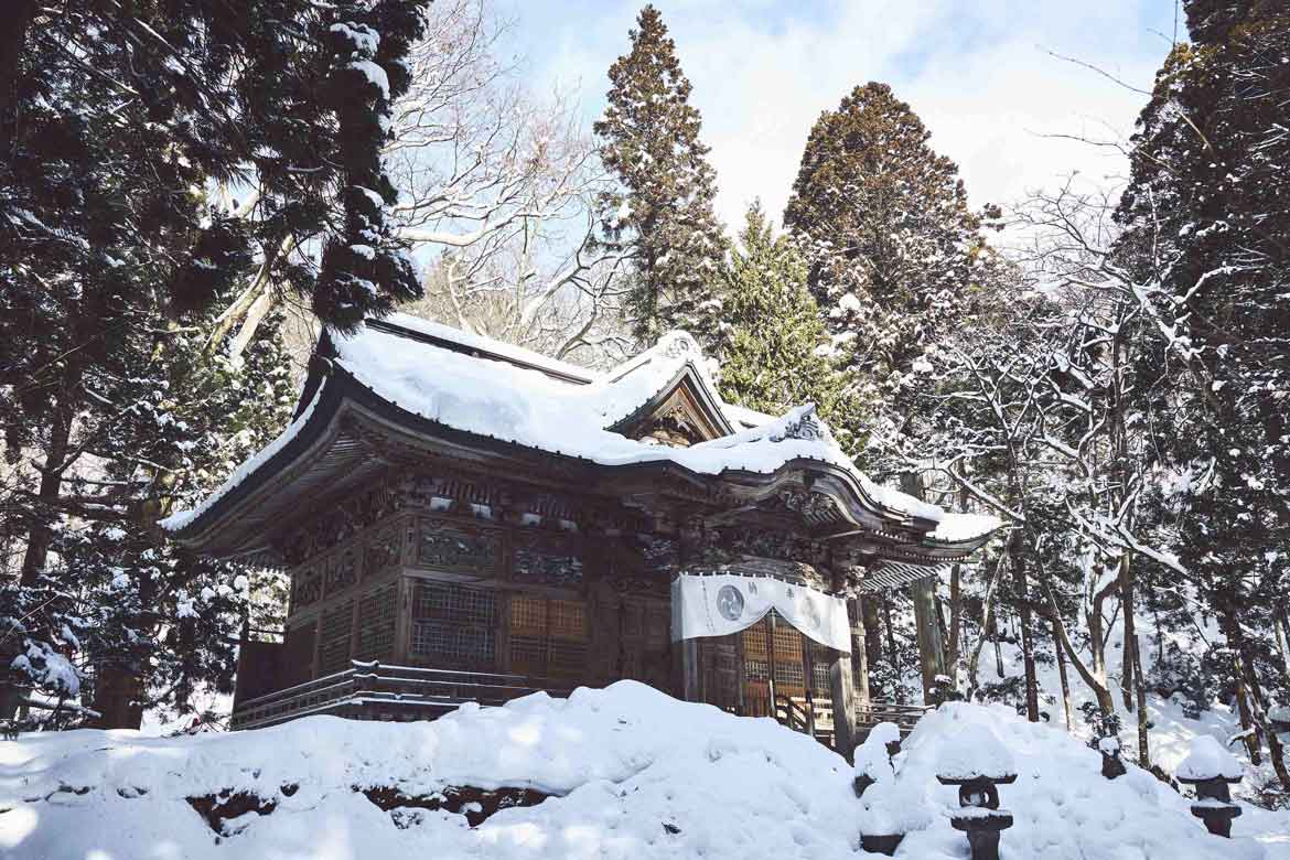 奥入瀬渓流ホテル、白装束で十和田湖・奥入瀬・十和田神社をめぐる「冬の奥入瀬渓流修験ツアー」開催