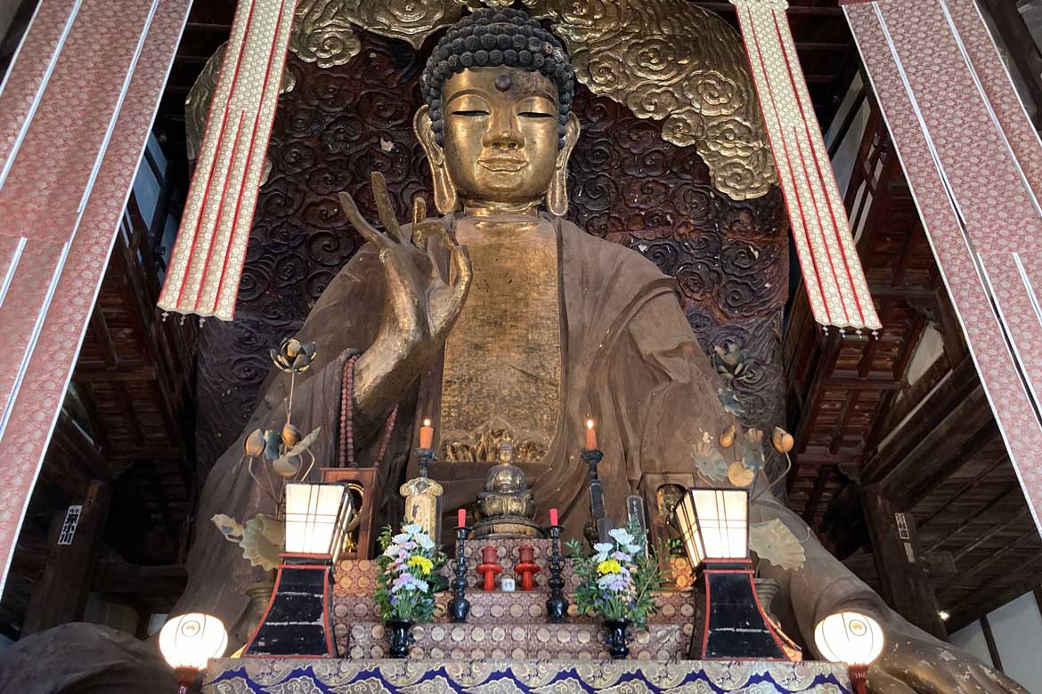 日本三大仏のひとつ、やさしい笑みをたたえた「岐阜大仏」に正面から参拝すると…