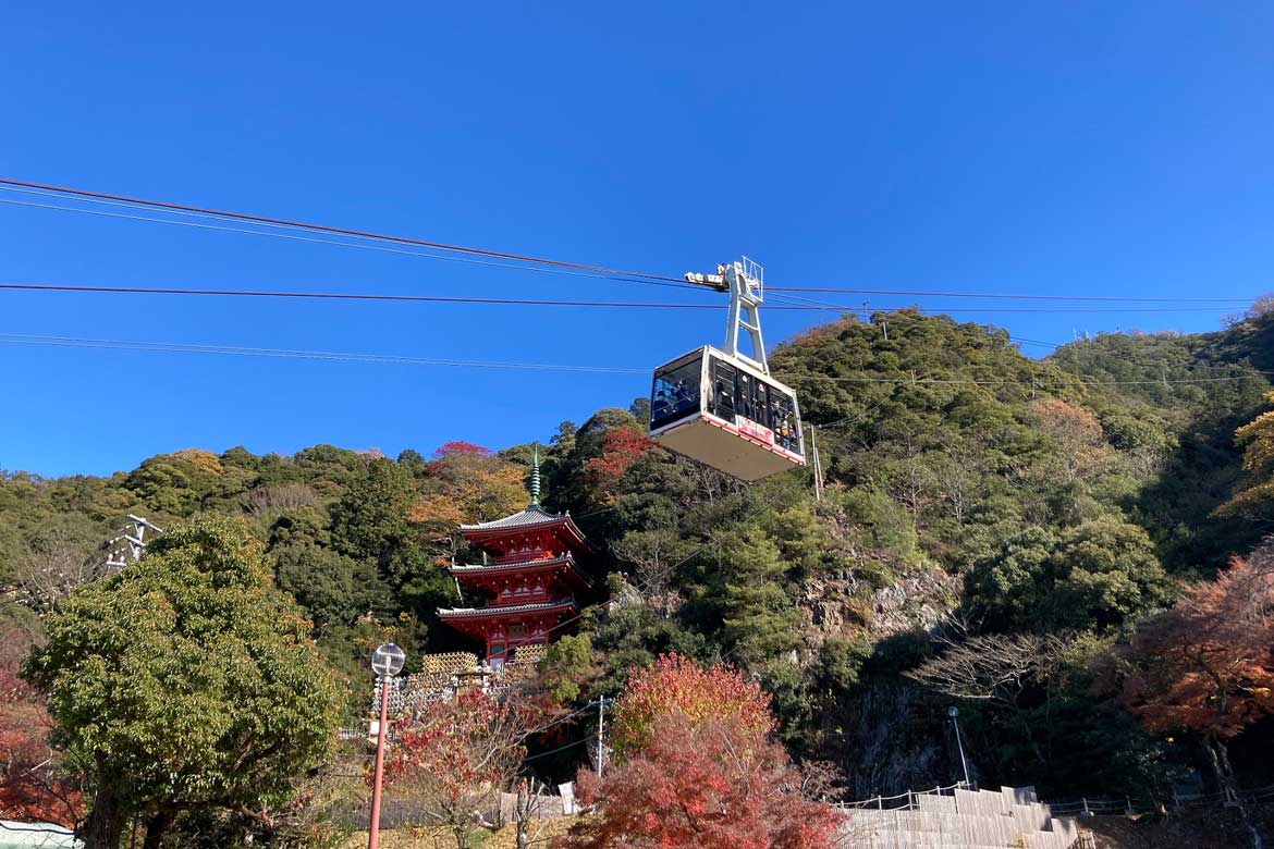 「ぎふ金華山ロープウェー」に乗って岐阜の街を眺めながら、3分間でスイスイっと山頂部へ