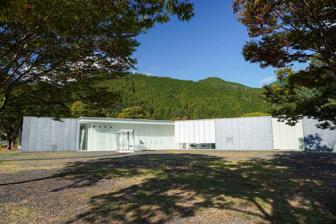 全面ガラス張り！自然とアートの融合「熊野古道なかへち美術館」