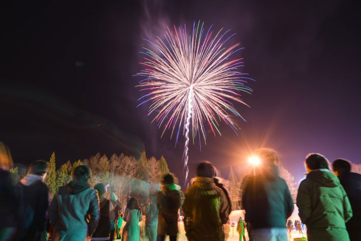 妙高 杉ノ原スキー場、スキーシーズンのスタートを飾る花火を打ち上げ