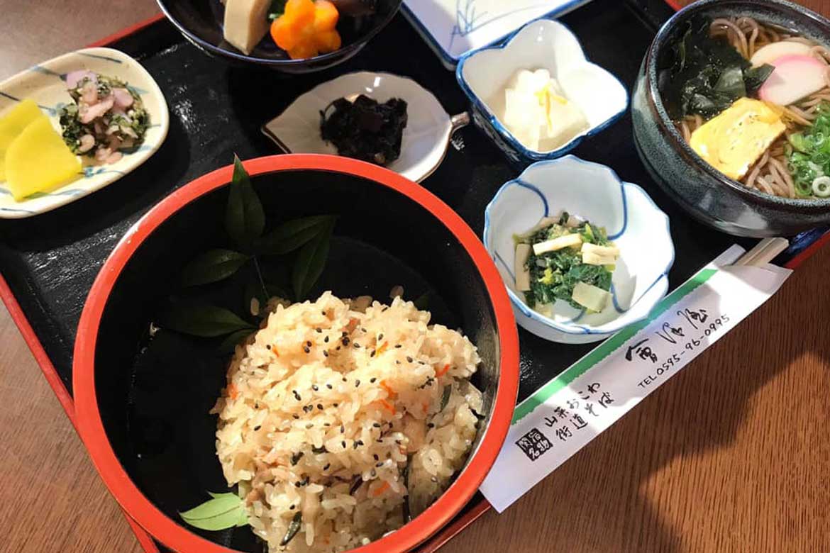 お食事処「會津屋」でいただく山菜おこわで舌鼓