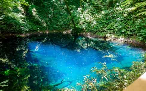 美しさに息を呑む。神秘的なブルーの湖沼