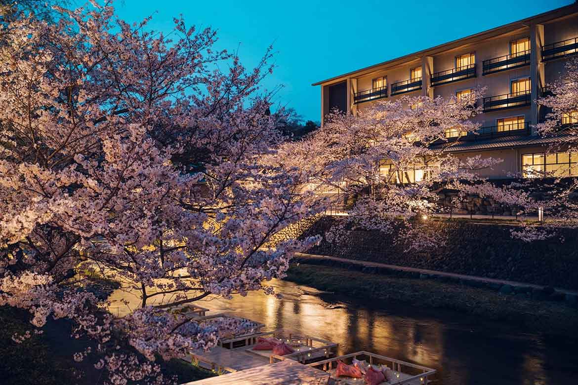 界 長門、川床テラスの貸切り空間で桜スイーツ&ドリンクを楽しむ「夜桜川床花見」開催