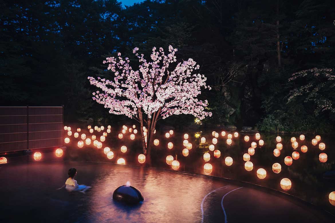 青森屋、絶景花見露天「桜灯りの湯」実施！和紙の桜と水面の津軽びいどろが幻想的な世界を演出