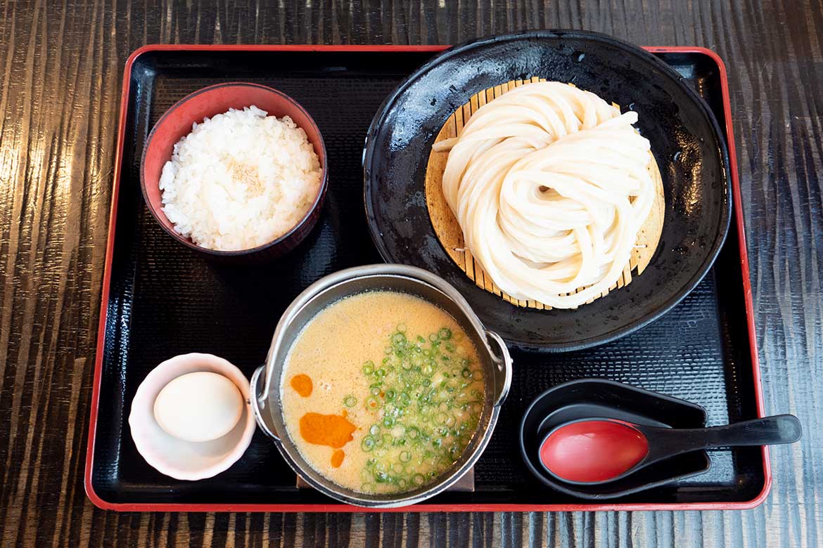 お寺の境内に構えるうどん店「本格手打ちさぬきうどん 竜雲」