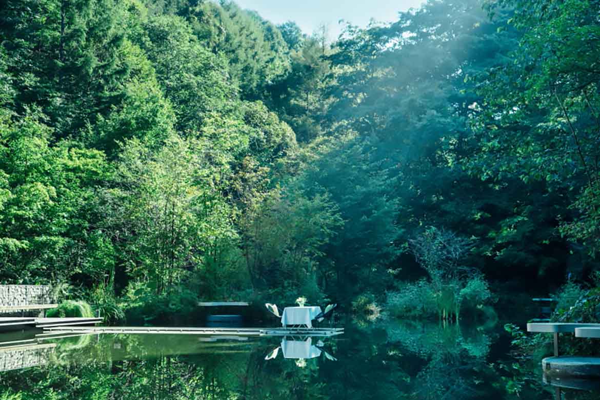 星のや軽井沢、新緑に囲まれた水上の特別席で手毬寿司などを楽しむ「プライベート花朝食」実施