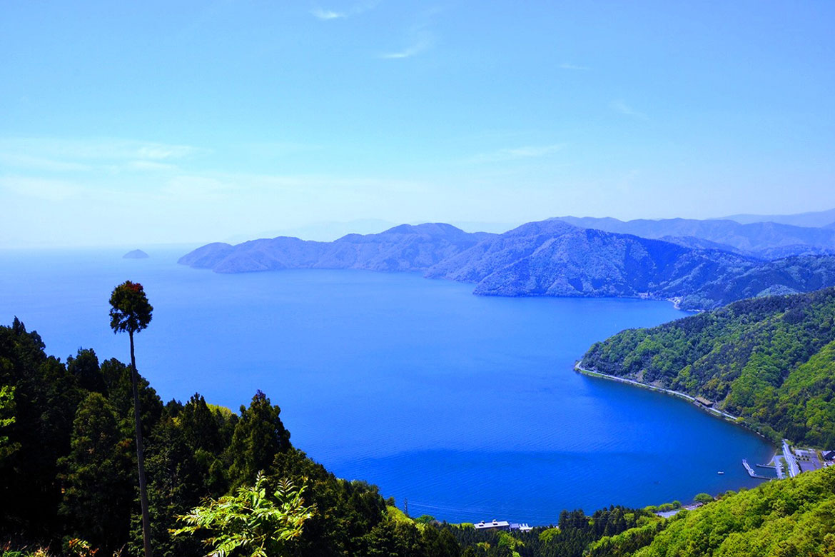 琵琶湖、余呉湖の絶景が楽しめる「賤ケ岳リフト」オープン！4月中旬～5月中旬頃までは「シャガの花」も見頃に
