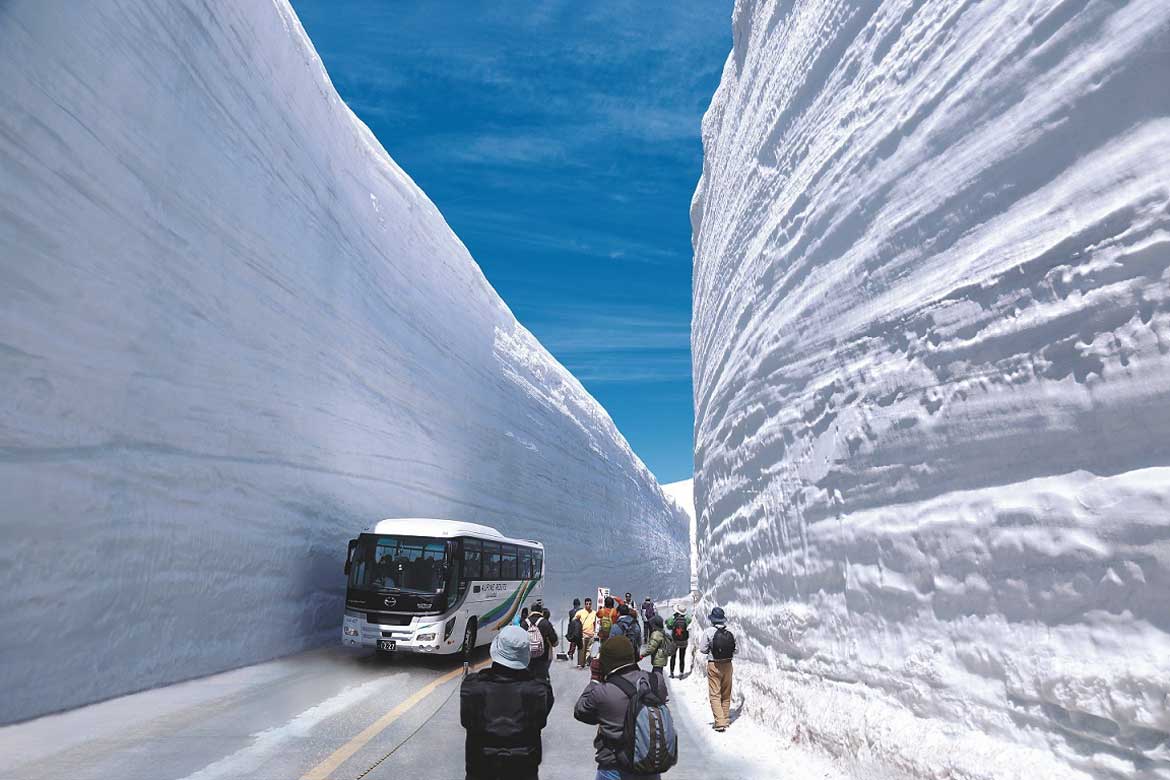 富山県と長野県とを結ぶ「立山黒部アルペンルート」、 2022年の「雪の大谷」の高さは18メートル！
