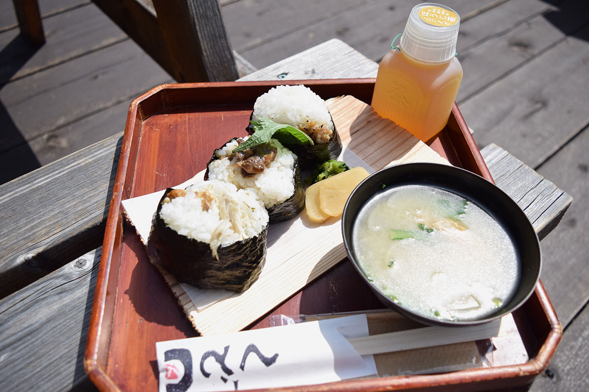釜で炊き上げる竃ごはんと和歌山の素材で舌鼓「おむすびスタンド くど」