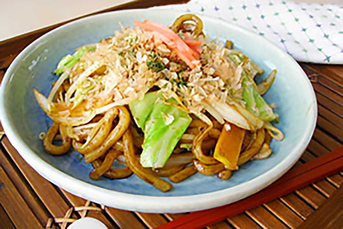 大手ソースメーカーとコラボして誕生した「鳩ヶ谷ソース焼きうどん」