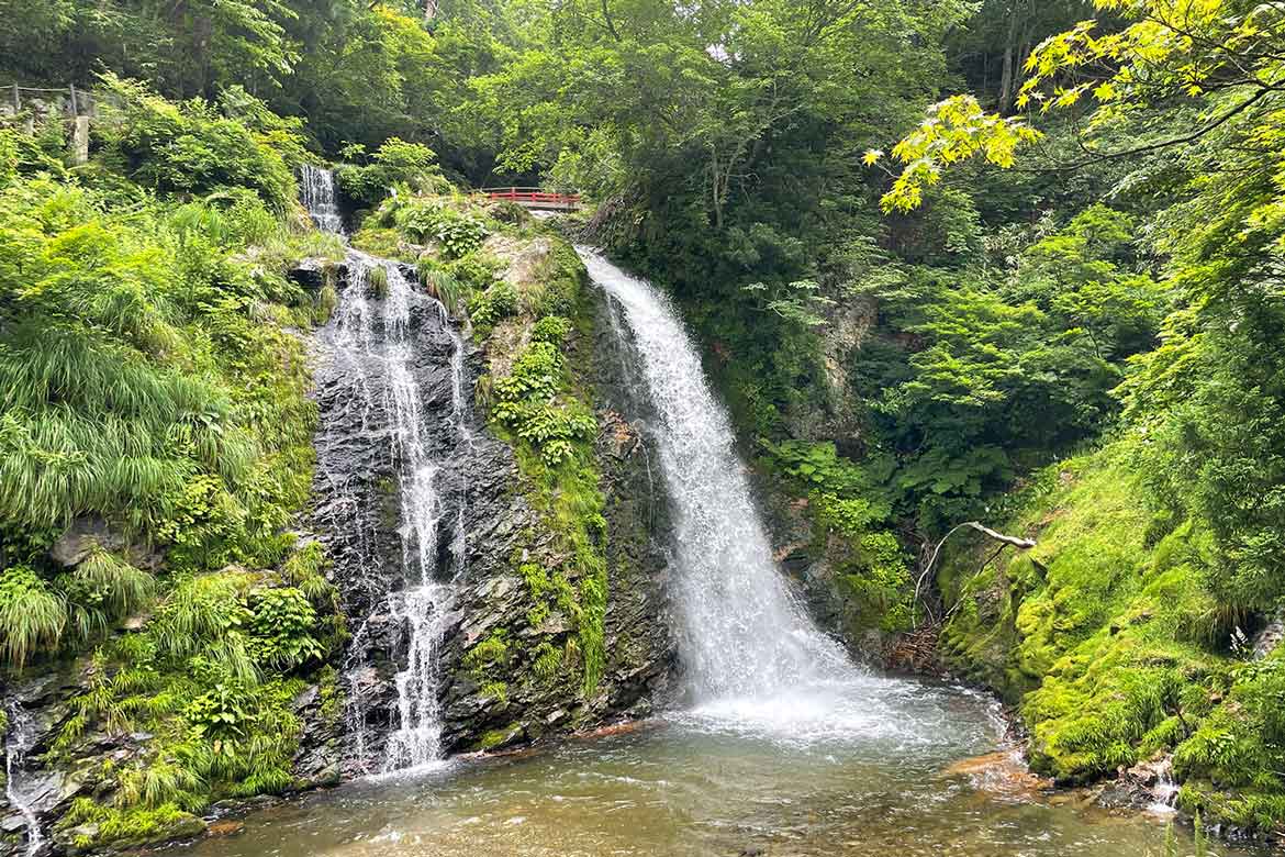 温泉街終点には、落差22mの「白銀の滝」がある