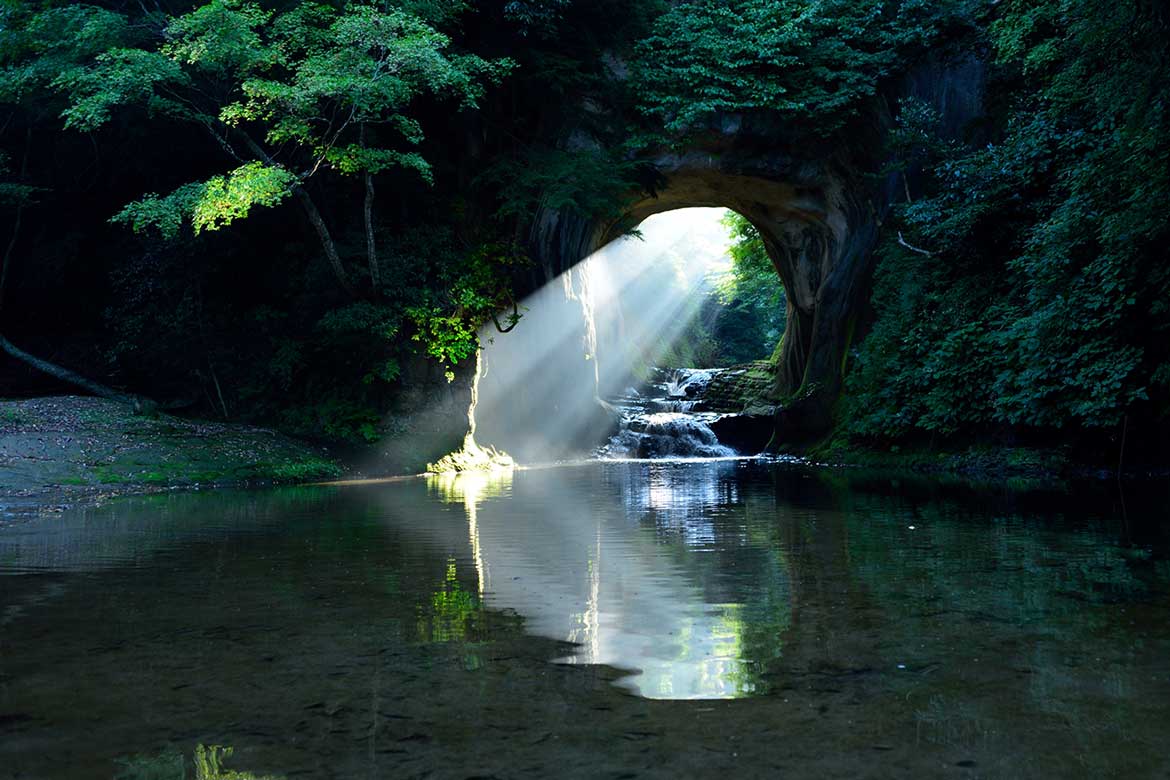 自然が織りなす幻想的な絶景「清水渓流広場（濃溝の滝・亀岩の洞窟）」