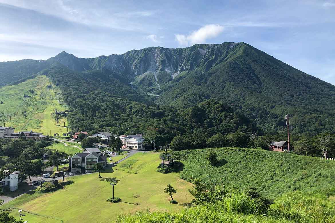 西の富士山とも呼ばれる山陰の名峰「大山（最高点：剣ヶ峰1729m）」（鳥取県）