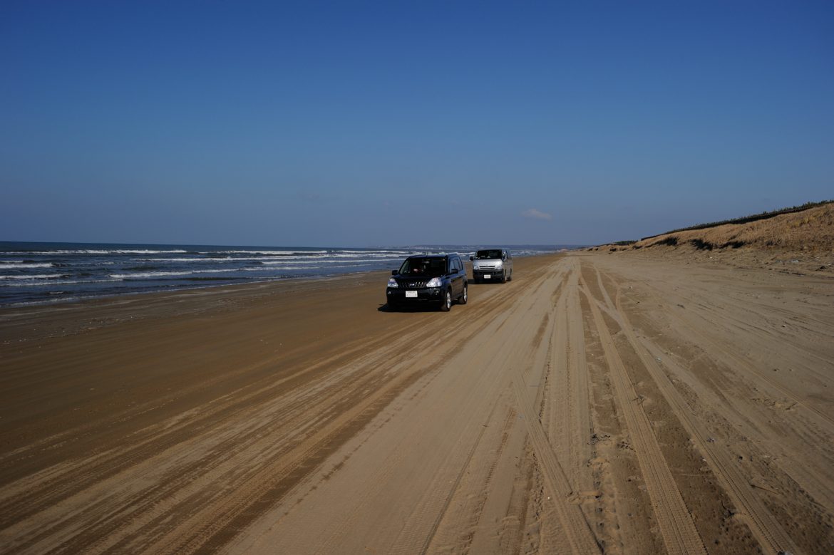 「千里浜（ちりはま）なぎさドライブウェイ」で砂浜を駆ける