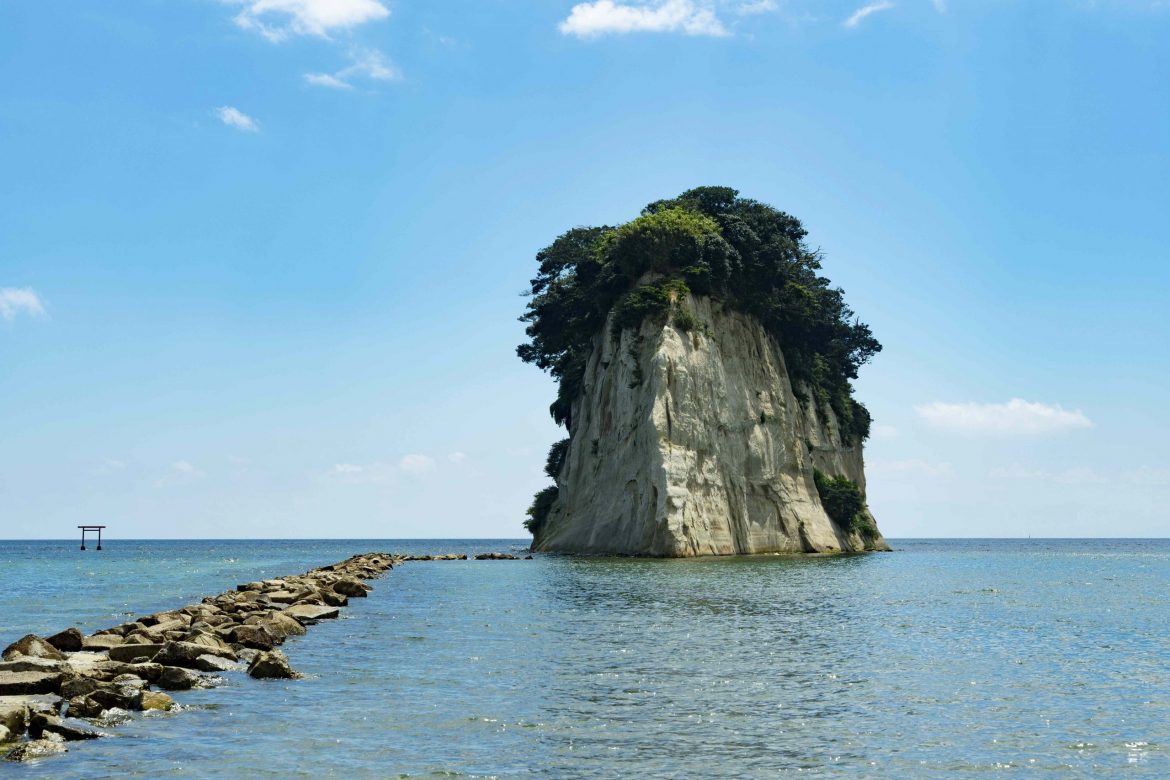 大きな岩がそびえ立つ「見附島」を臨む
