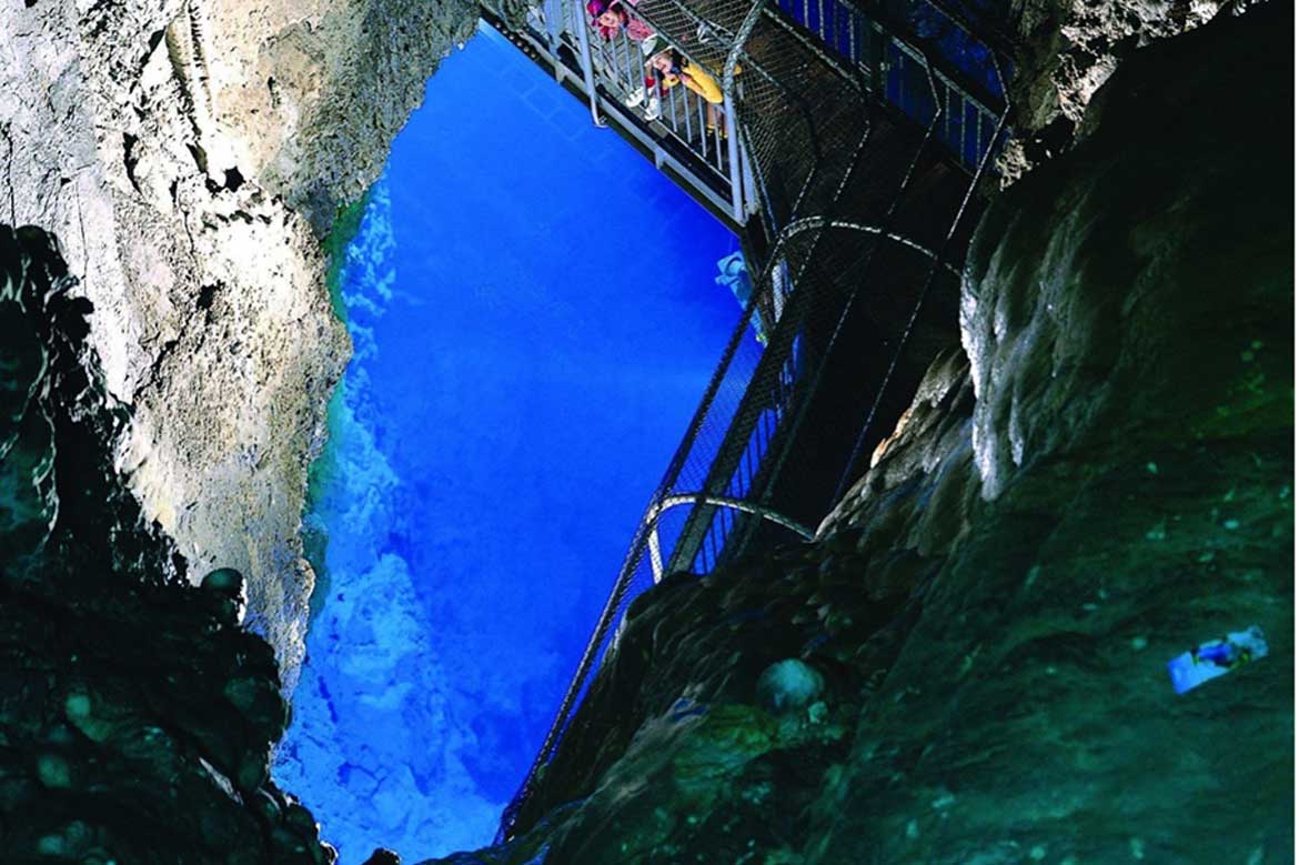 青に輝く地底湖は知られざるパワースポット「龍泉洞」
