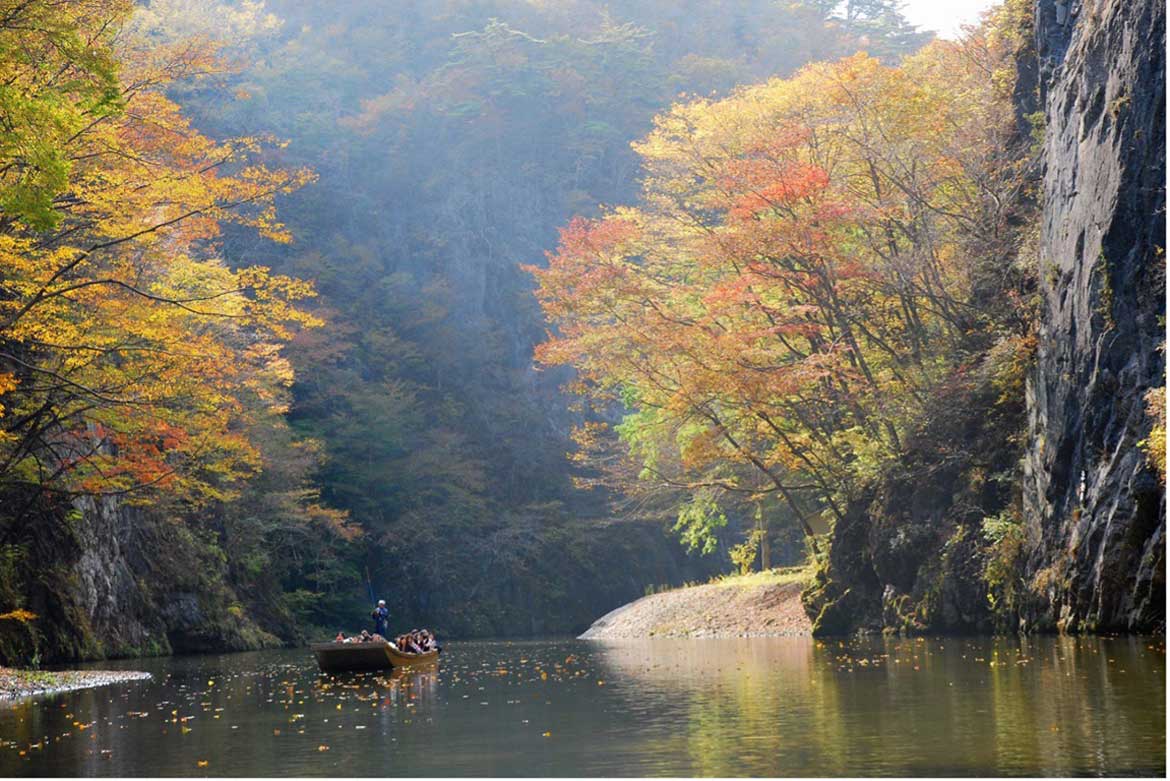 ゆったり手漕ぎ舟から味わう「猊鼻渓」の紅葉