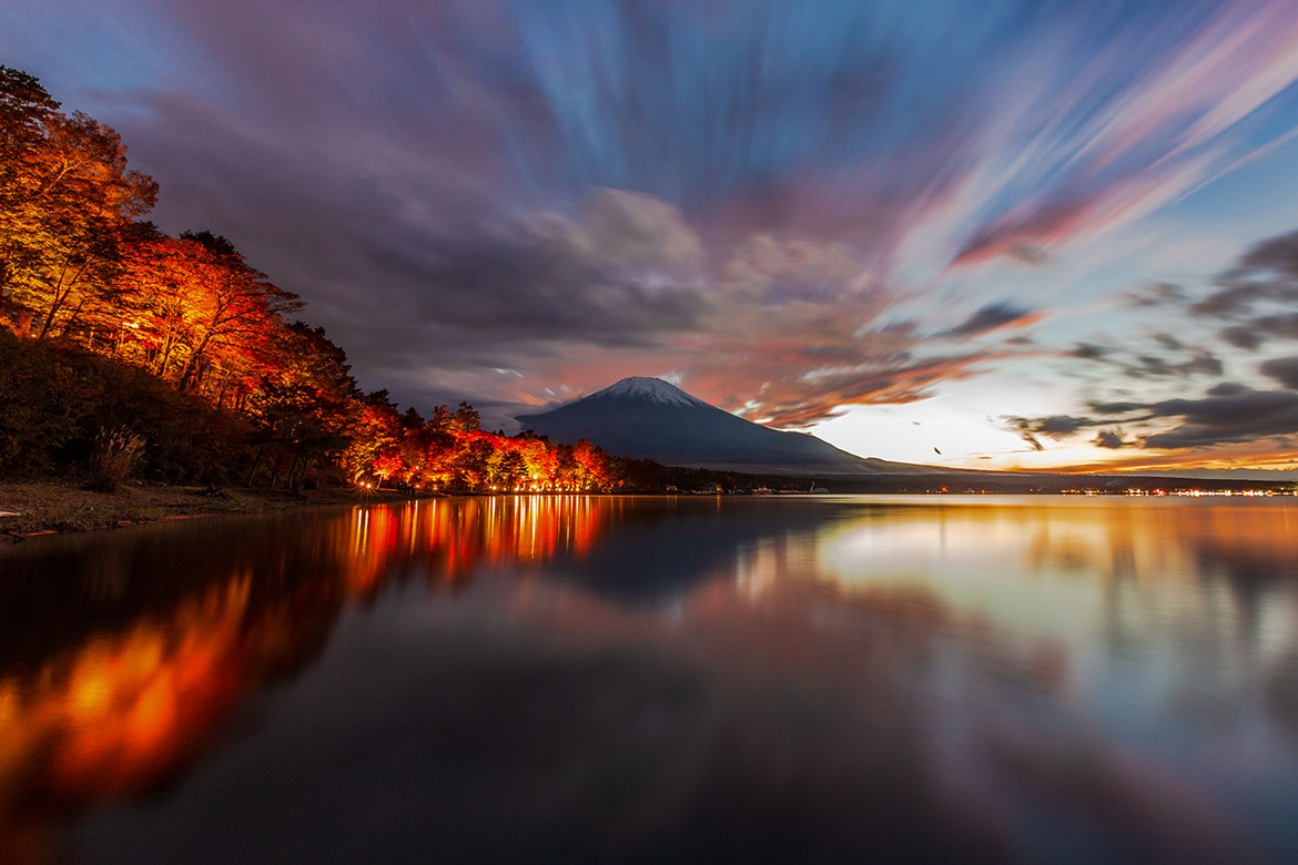 昼は色鮮やかに、夜は幻想的に彩る「夕焼けの渚・紅葉まつり」