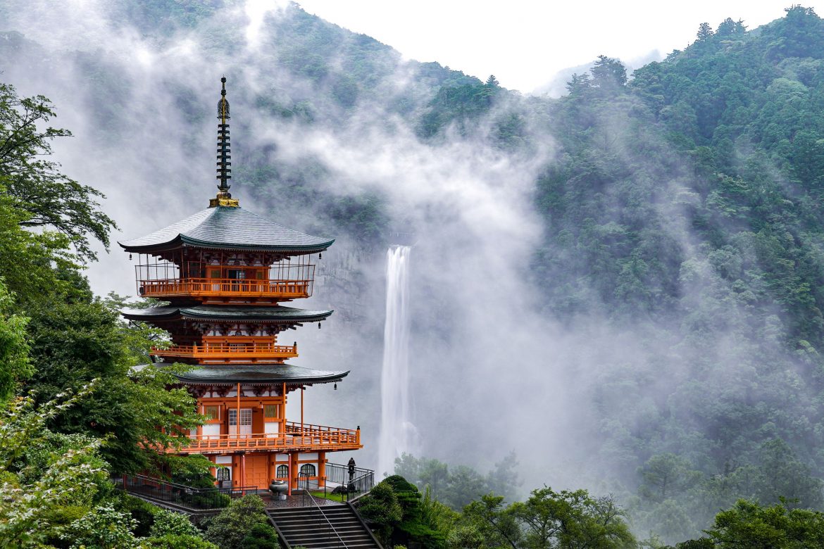 那智の滝と三重塔を一望できる「那智山青岸渡寺」