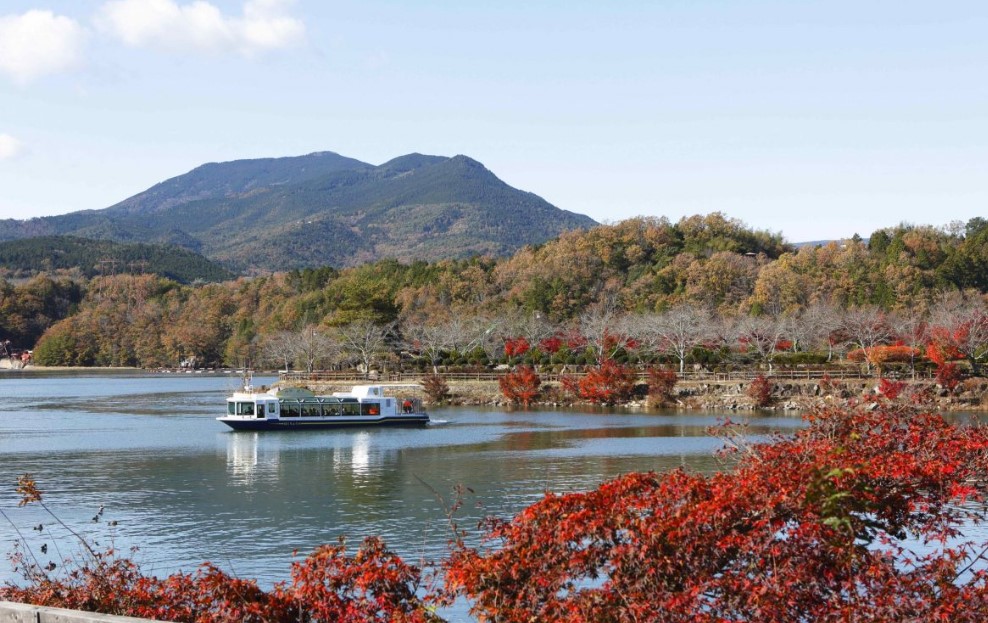 水辺の紅葉を堪能できる「恵那峡もみじまつり」
