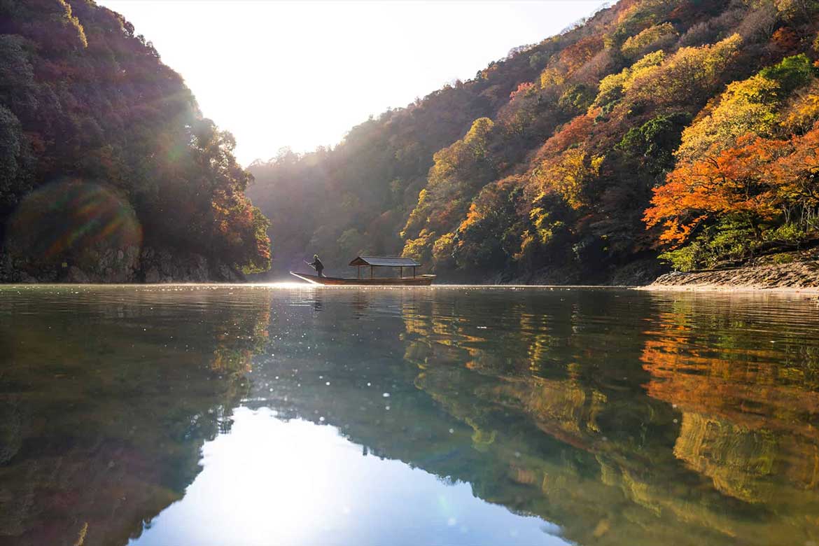屋形舟で朝日に輝く紅葉を鑑賞しながら朝食を味わう。星のや京都「錦秋の朝ごはん舟」開催