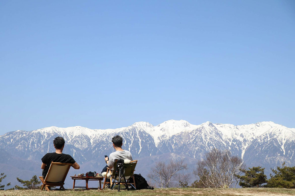 絶景＋美酒美食＋音楽イベント「酒とアルプス」、日本一の谷と2つのアルプスを見渡す陣馬形山頂で開催