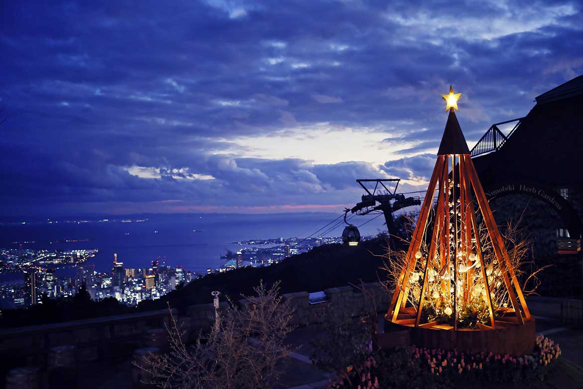神戸布引ハーブ園の新たなクリスマスのシンボル「森のクリスマスツリー」（高さ約25m）、点灯セレモニーを開催