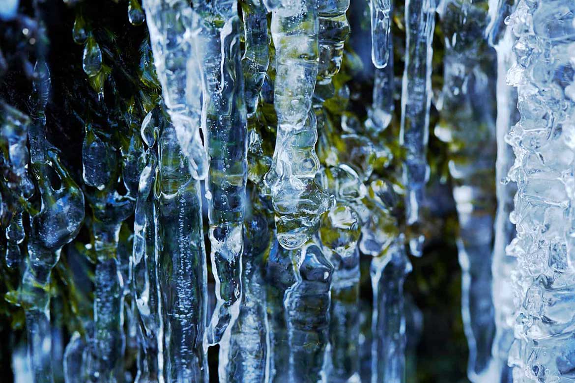 奥入瀬渓流ホテル、美しく輝く繊細な氷の世界を満喫する「冬の奥入瀬氷さんぽ」を実施
