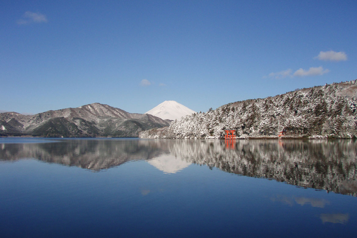 富士山を望む箱根の景勝地「芦ノ湖」