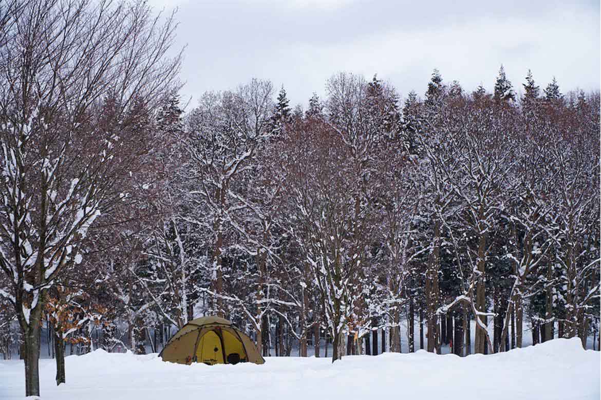 雪の積もった湖畔でテント泊。「十和田湖冬キャンプ」利用受け入れ開始