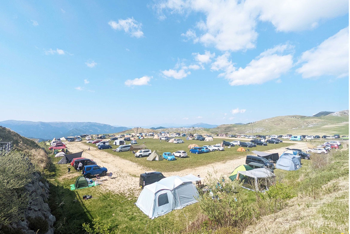 「日本のスイス」を絶景ドライブ！四国カルストで満点の星と牧場スイーツを味わうキャンプ旅