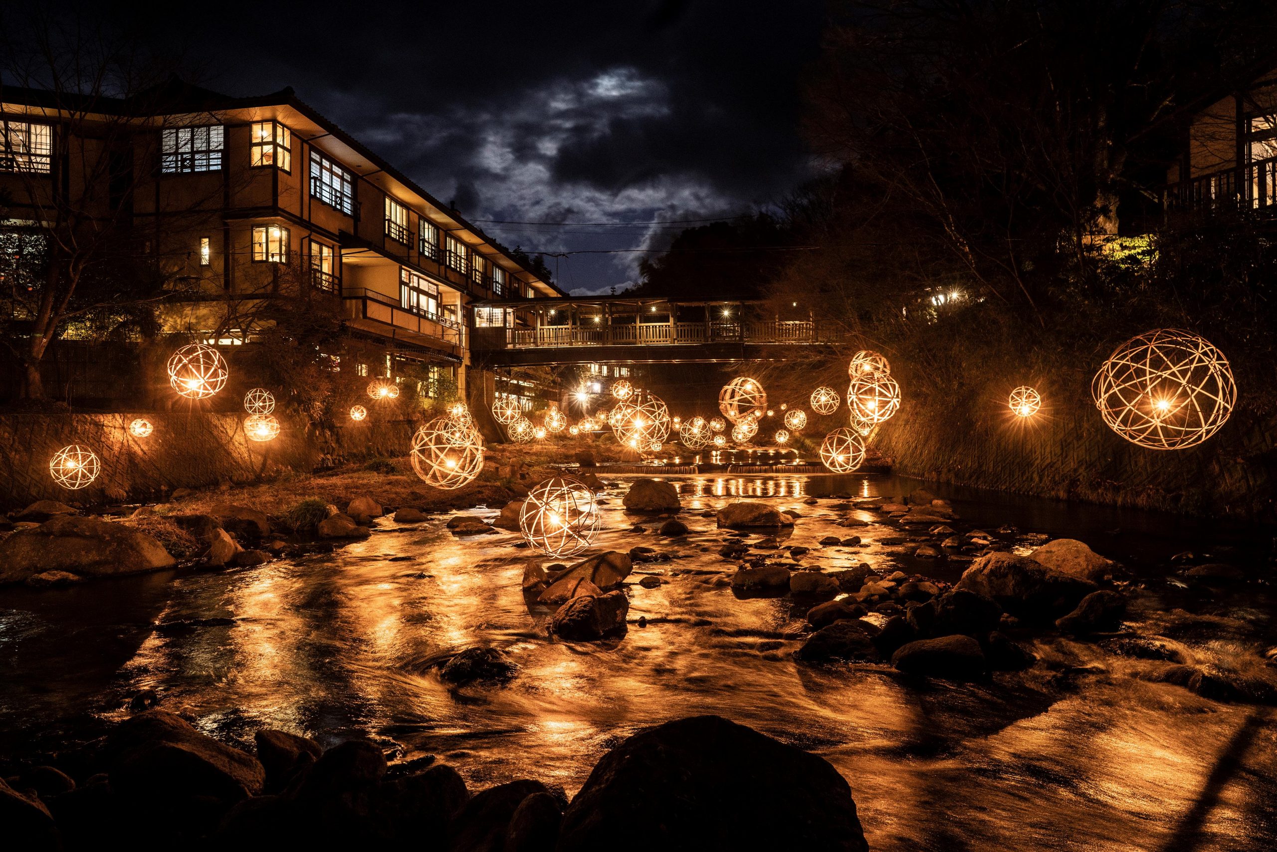 300個の毬灯篭に癒やされる里山の冬景色。熊本の名湯・黒川温泉郷で「湯あかり」開催中！