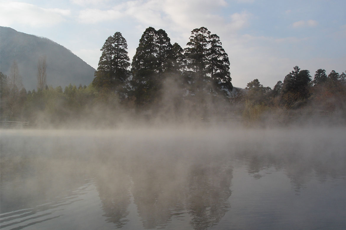 朝の静寂に包まれた幻想的な「金鱗湖（きんりんこ）」