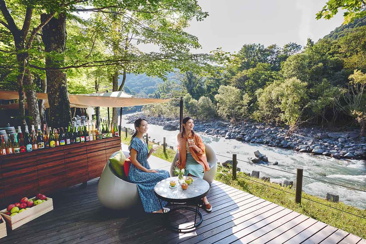 奥入瀬渓流ホテル、渓流のほとりで30種のシードルをりんごの器で味わう「奥入瀬シードルフェス」開催
