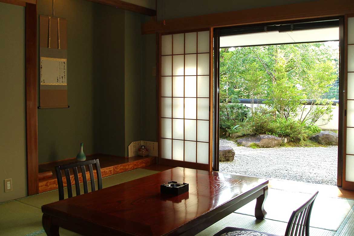 全12室の隠れ宿。日本庭園を眺めて静かに寛げる